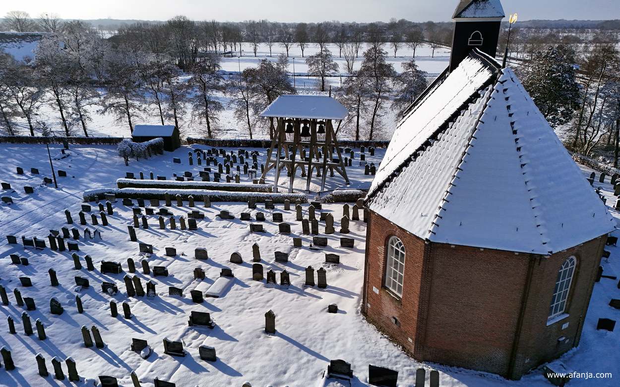 de klokkenstoel, het kerkhof van de Hervormde Kerk Wijnjeterp in de sneeuw