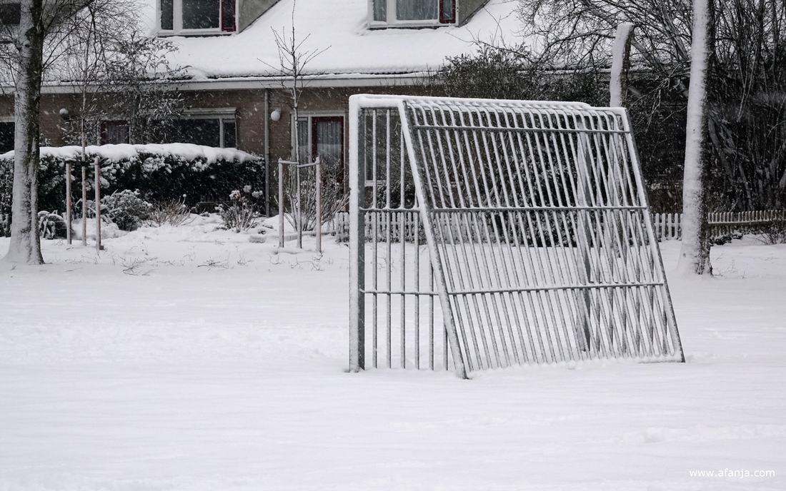 een goaltje op een besneeuwd speelterrein in onze wijk