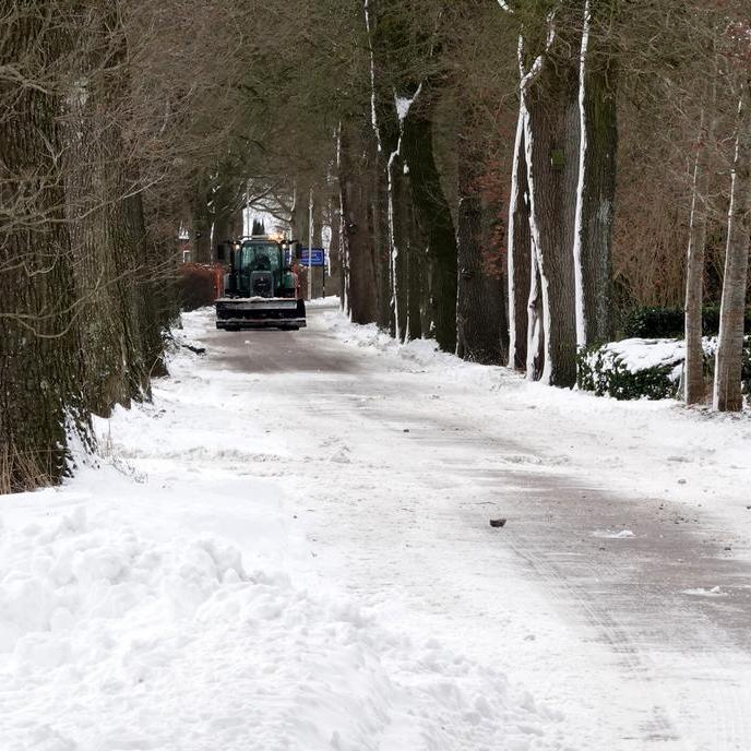 er werd nog hard gewerkt om de kleinere wegen sneeuwvrij te maken, bij Oostermeer was een loonbedrijf aan het werk met een sneeuwschuiver