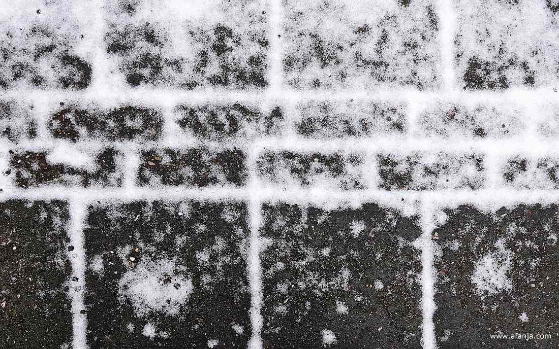 een dun laagje sneeuw op het terras