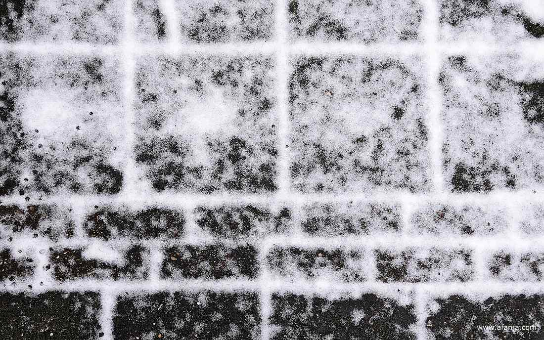 een dun laagje sneeuw op het terras