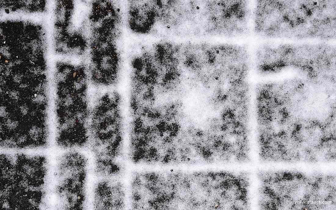 een dun laagje sneeuw op het terras