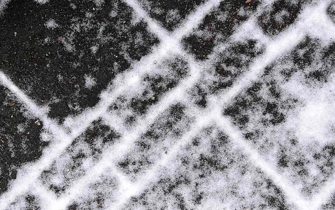 een dun laagje sneeuw op het terras