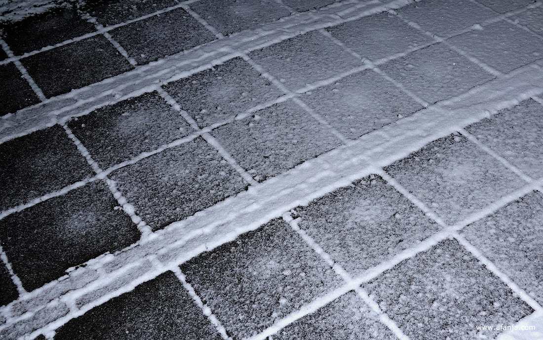 lichte sneeuw tekent lijnen en vlakken op ons terras