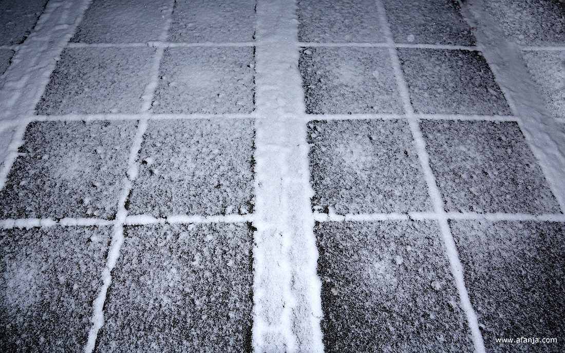 lichte sneeuw tekent lijnen en vlakken op ons terras