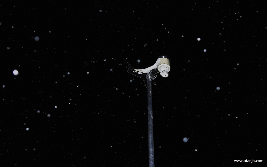 neerdwarrelende sneeuwvlokken rond het weerstation