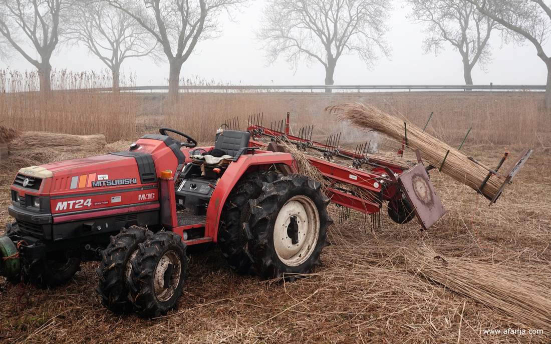een trekker met een rietkammachine