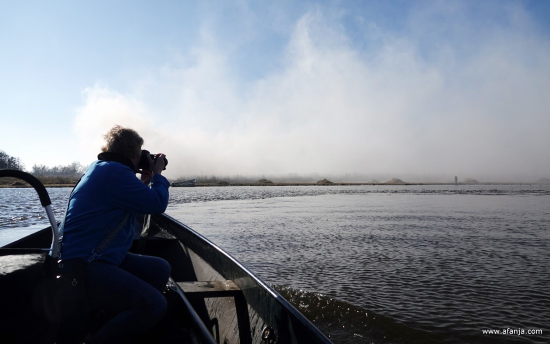 per boot onderweg, waar rook over het Ettenlandsche Kanaal trok