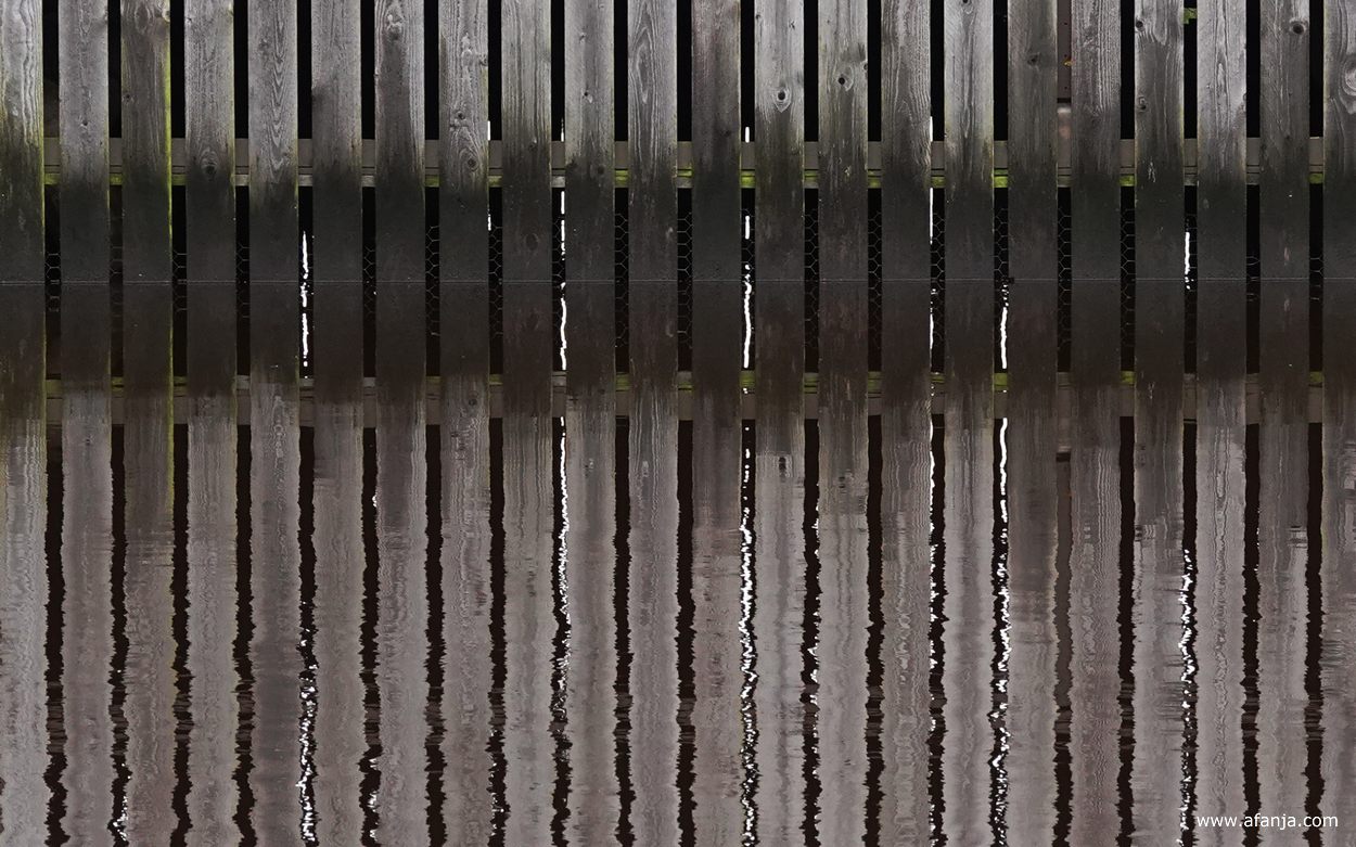 een deels weerspiegeld boothuis