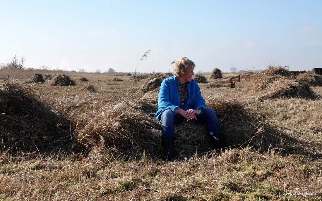 Jetske gaat na gedane arbeid even op een hoopje ruigte zitten