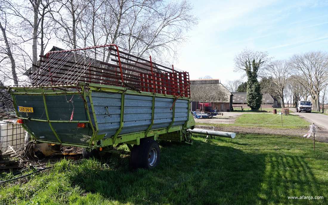 een oude ladewagen aan de kant van de weg in Nederland