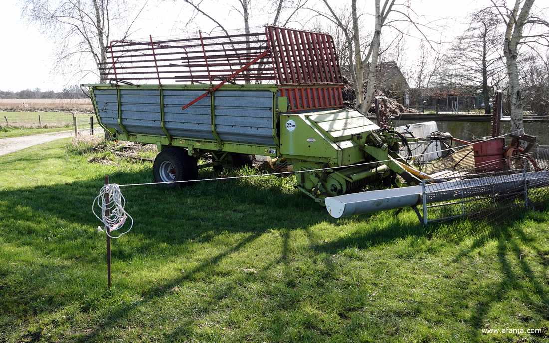 een oude ladewagen en ander materiaal aan de kant van de weg in Nederland