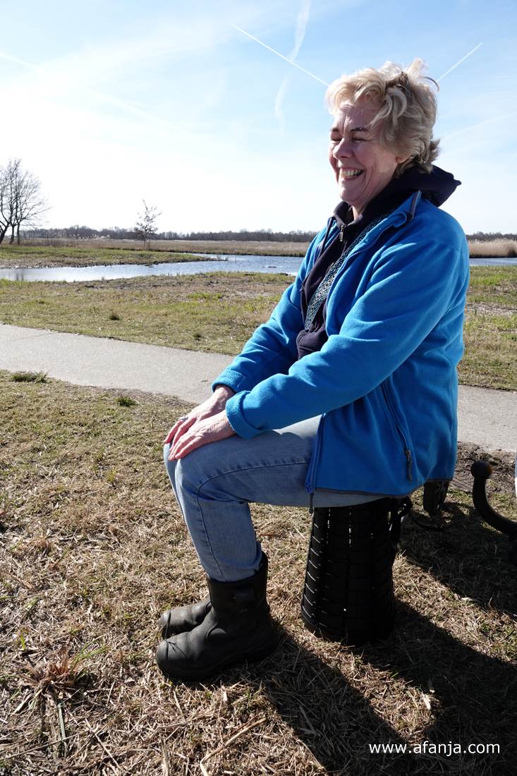 het krukje was uitgeschoven, ze kon zitten