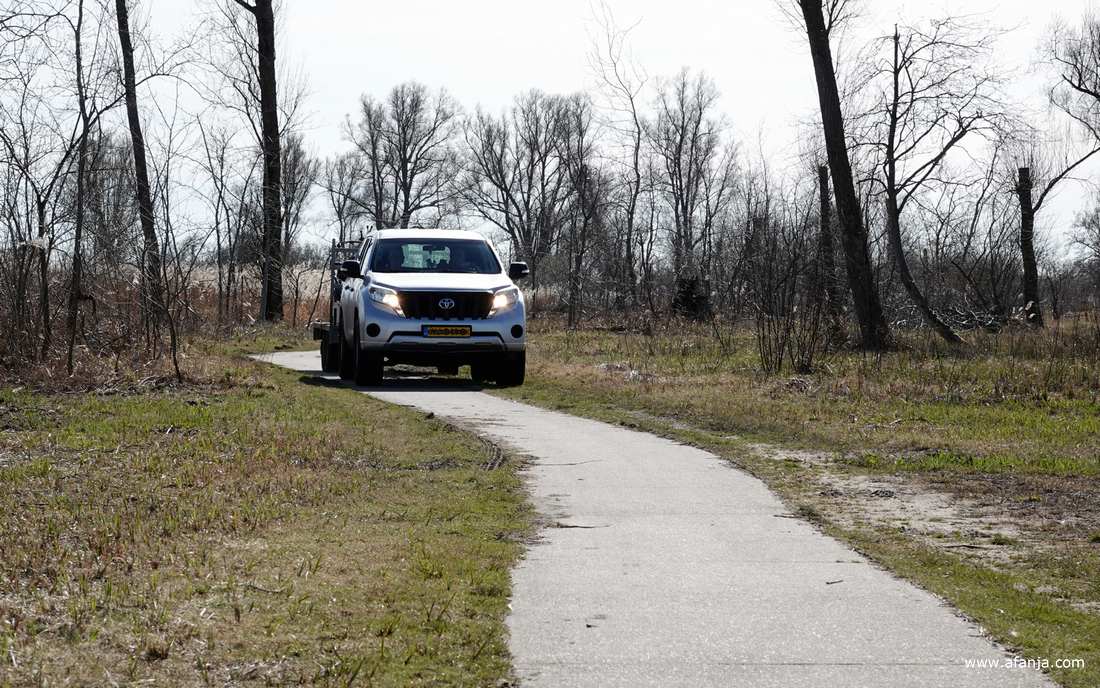 er nadert een auto over het fietspad
