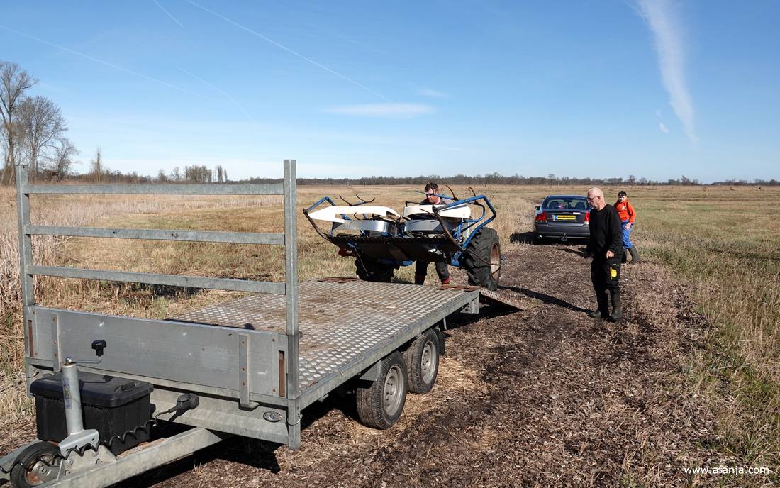 Klaas Jan rijdt de rietmaaier van de aanhangwagen