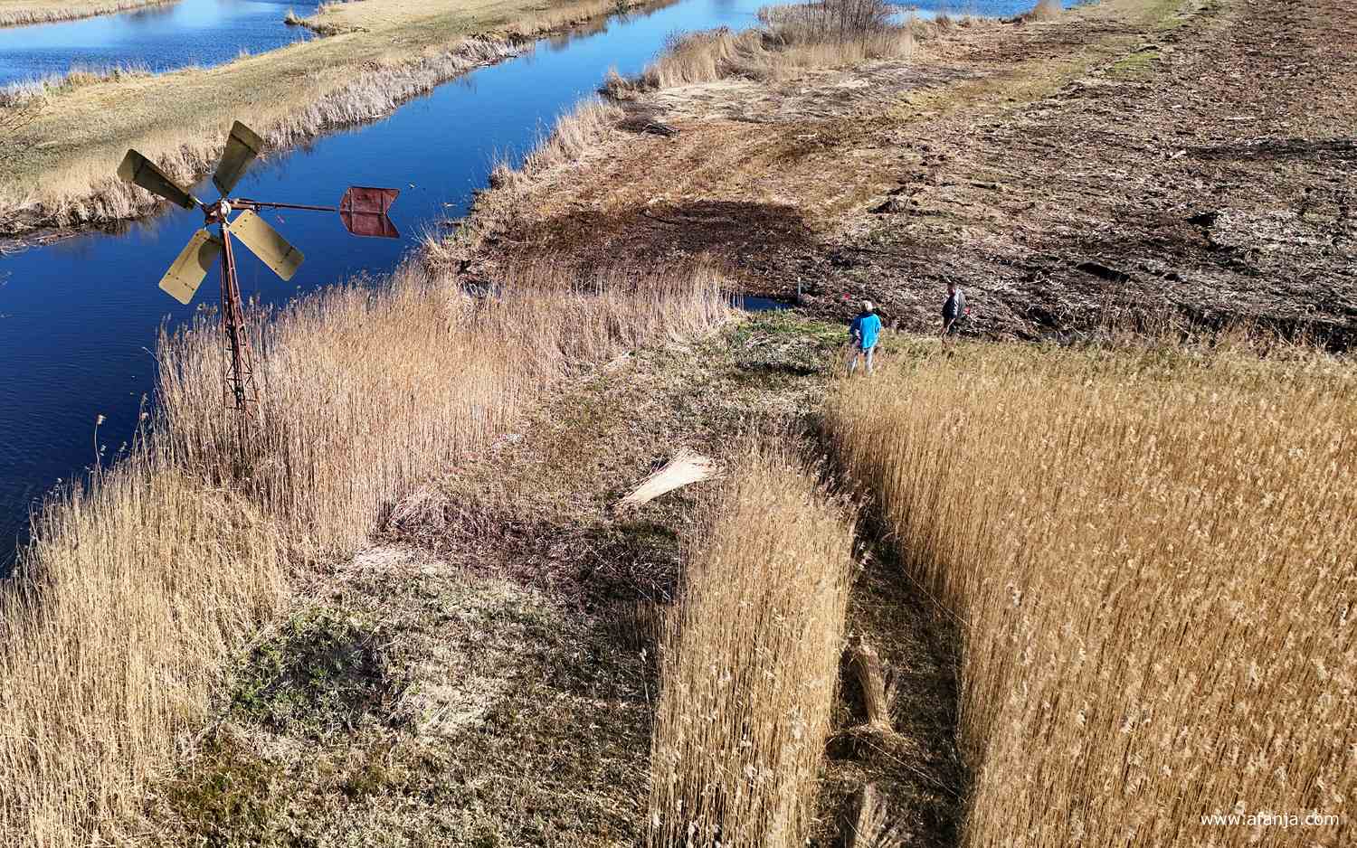 Jetske en haar neef Klaas Jan praten bij