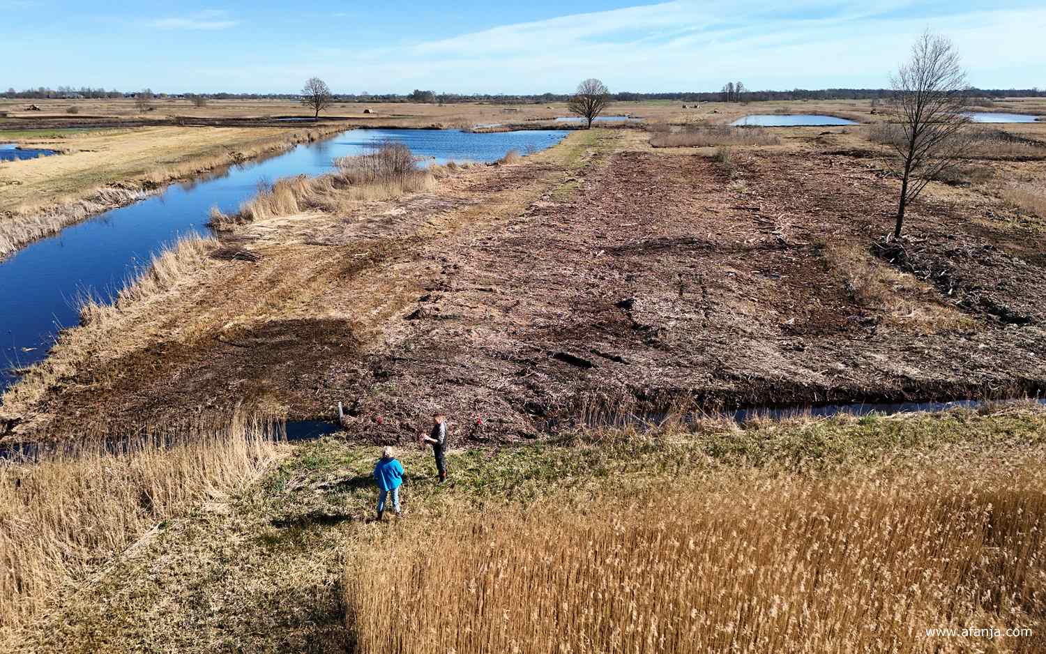 Jetske en haar neef Klaas Jan praten bij
