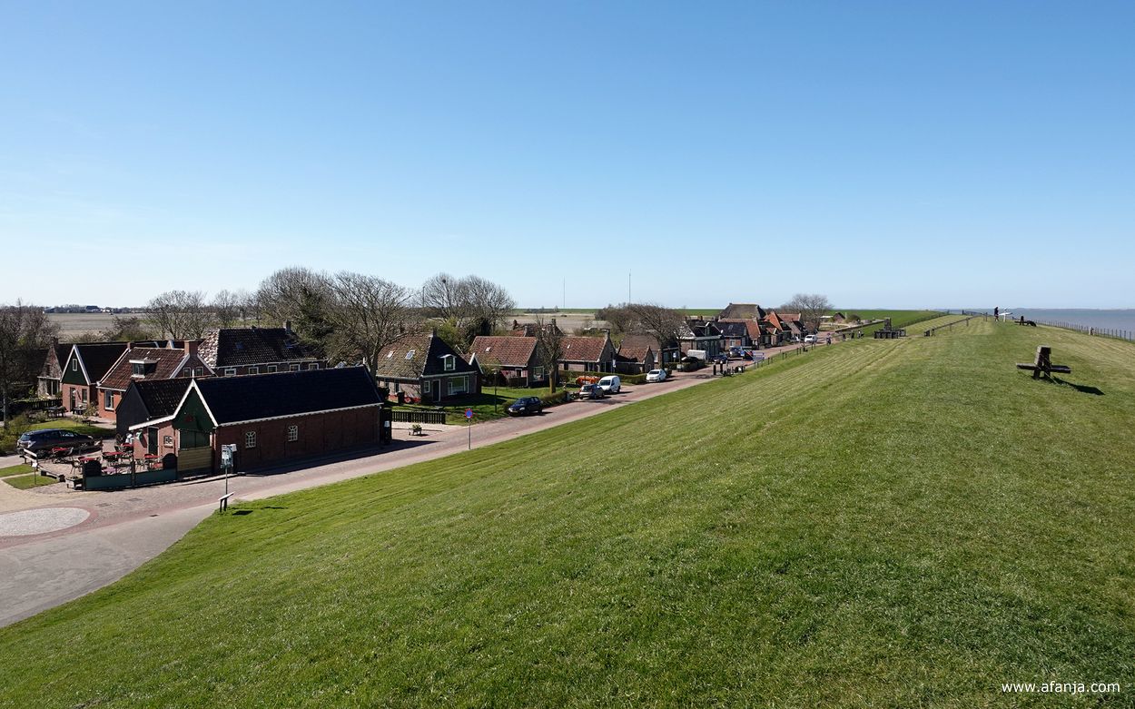 zicht op Moddergat achter de zeedijk