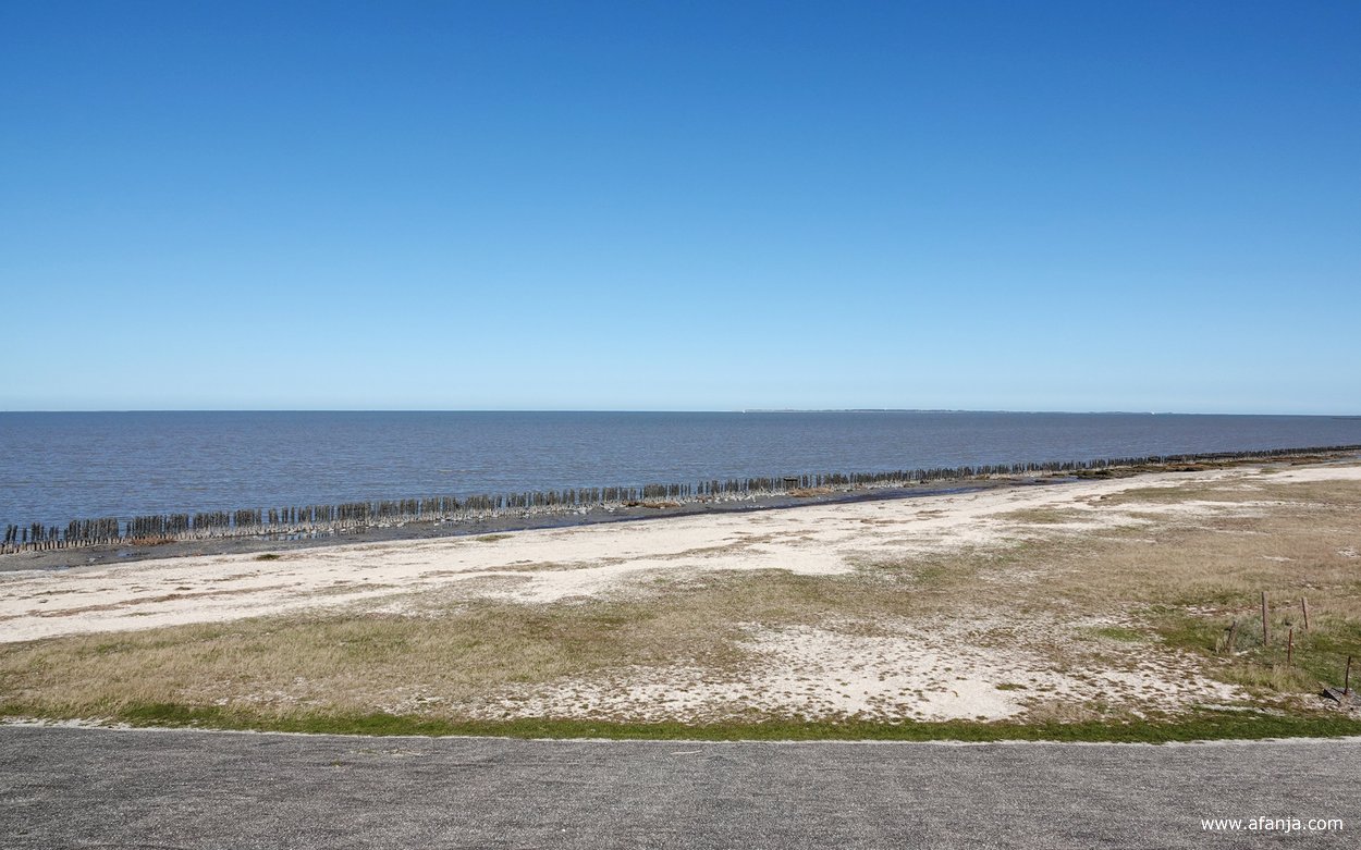 uitzicht over de Waddenzee vanaf halverwege de dijk