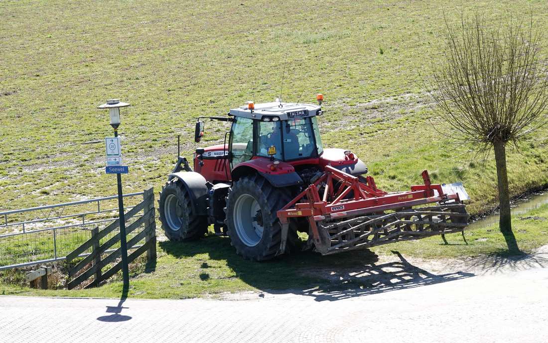 het hek is open, de boer kan zijn land op