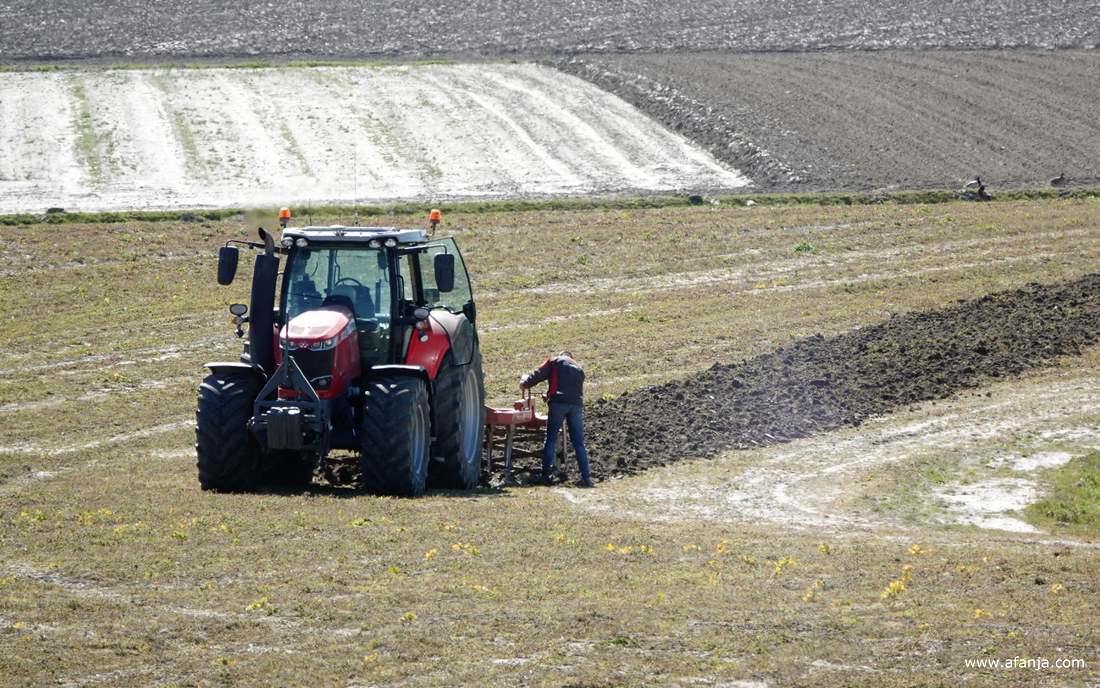 de boer lijkt iets te veranderen aan de instelling van de eg