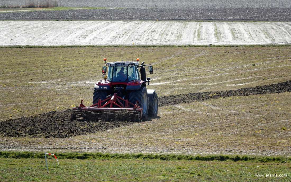 de boer is zijn land aan het eggen