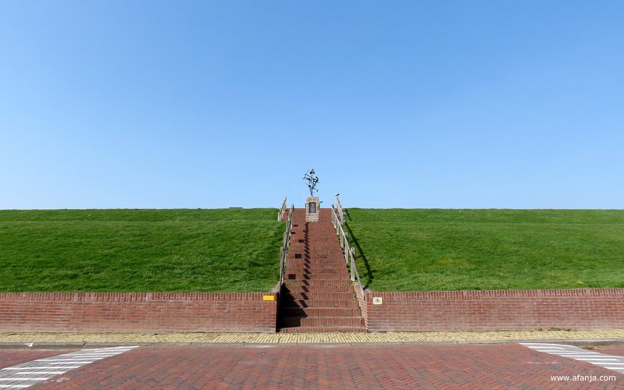 de dijk bij Wierum met het Vissersmonument