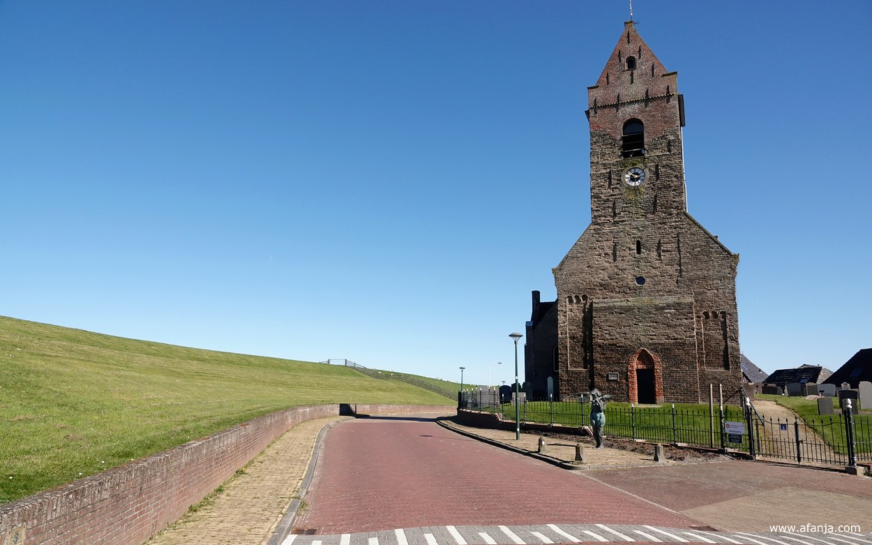 de Mariatsjerke in Wierum met daarvoor het beeld 'De wjirmdolster'