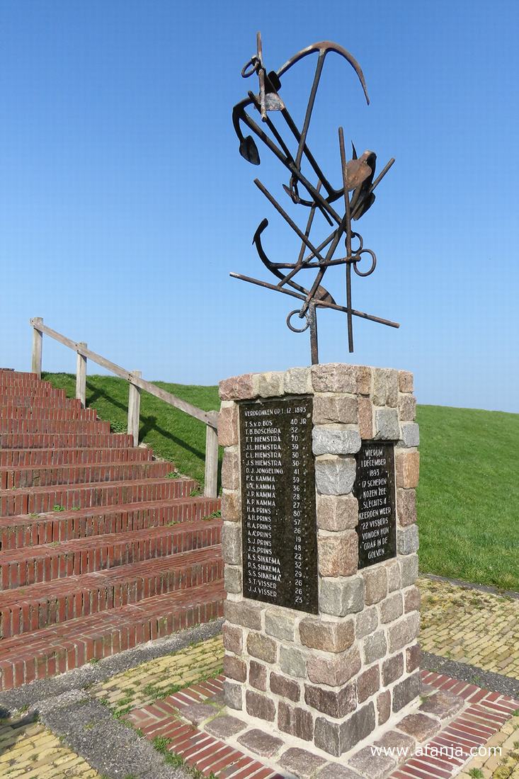het Vissersmonument op de dijk bij Wierum