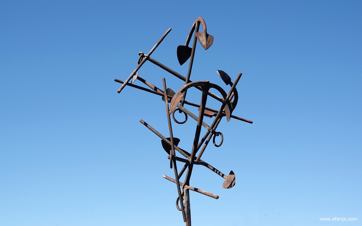 ankers als bekroning van het monument