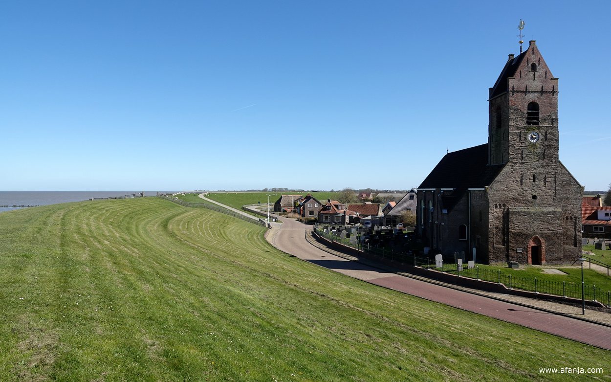 de Mariatsjerke staat veilig achter de dijk