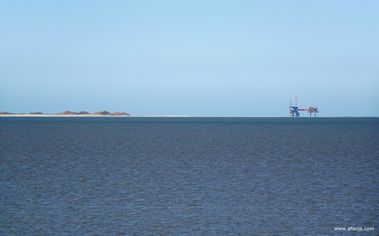 links Ameland, rechts gaswinningsplatform Ameland Westgat 1