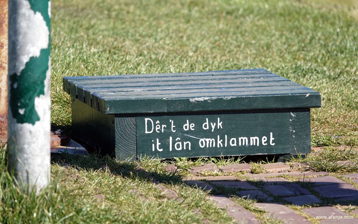 aan de voet van de verrekijker staat een opstapje met daarop een Friese tekst