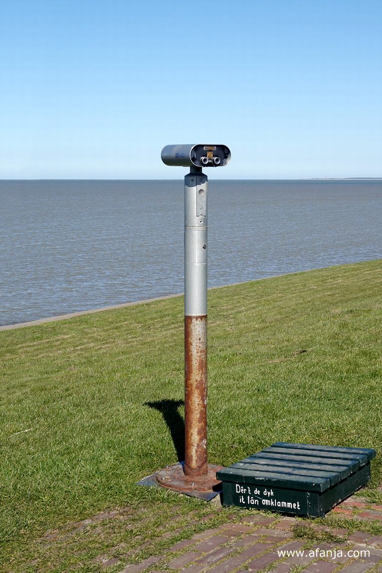 de verrekijker met het opstapje op de dijk bij Wierum