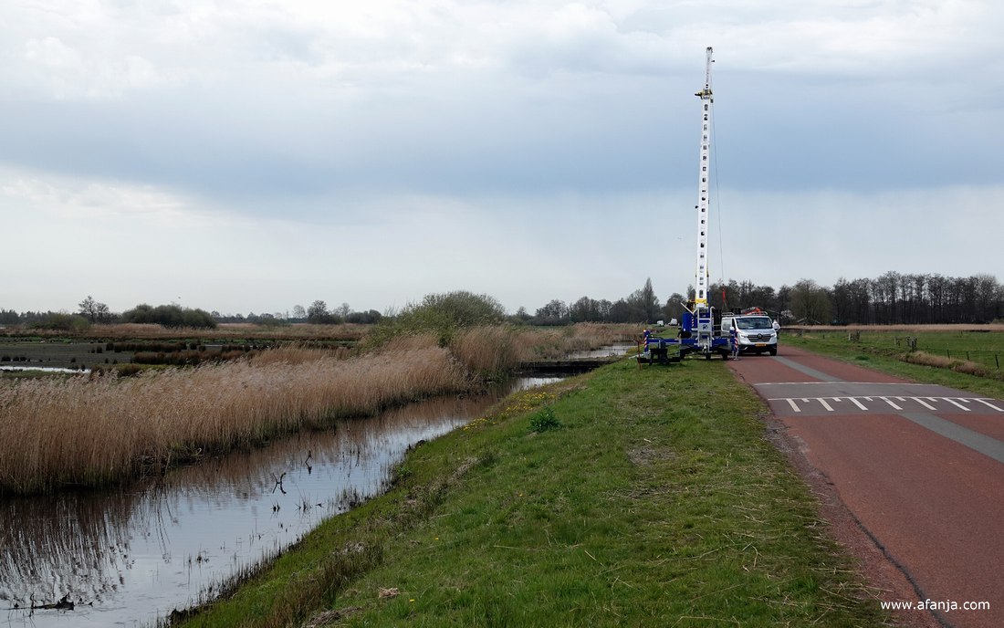 er staat een kraan aan de Wolwarren, de windmotor Barfjild ontbreekt links in het landschap