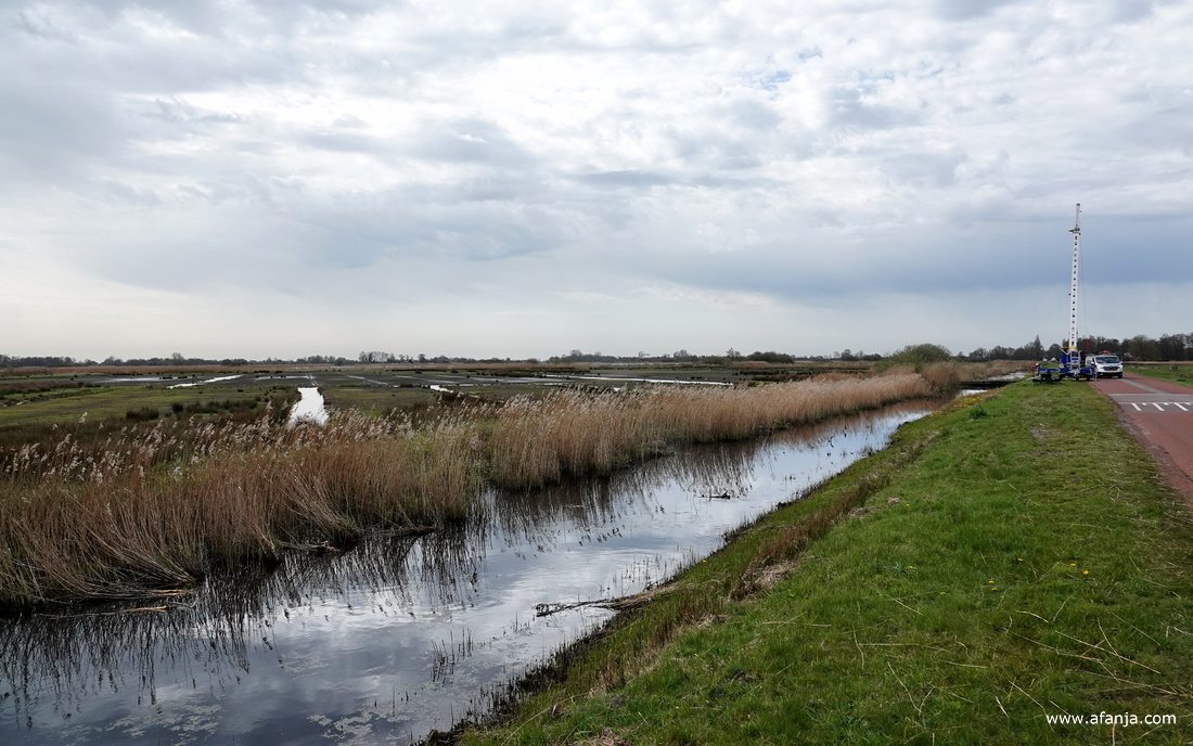 uitzicht over het lage land aan de Wolwarren waar 's winters vaak al snel geschaatst kan worden op het ondergelopen land