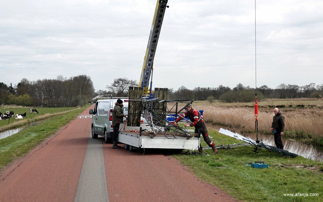 de windmotor Barfjild is gedemonteerd en deels op een aanhangwagen getakeld