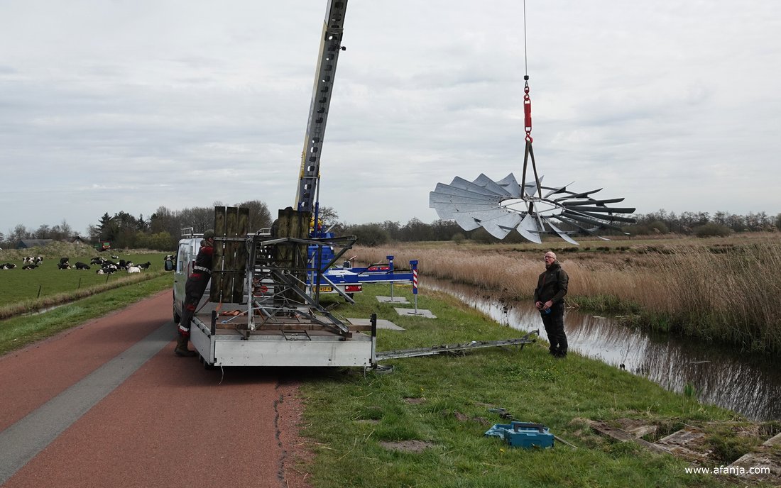 de bladen van windmotor Barfjild worden opgetakeld