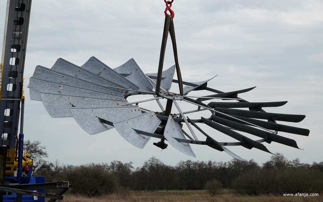 de bladen van windmotor Barfjild worden opgetakeld