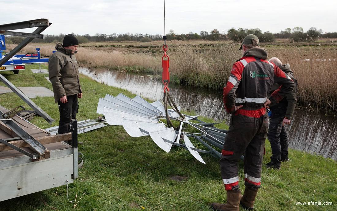 de bladen van windmotor Barfjild liggen weer op de grond, ze moeten eerst verder worden gedemonteerd