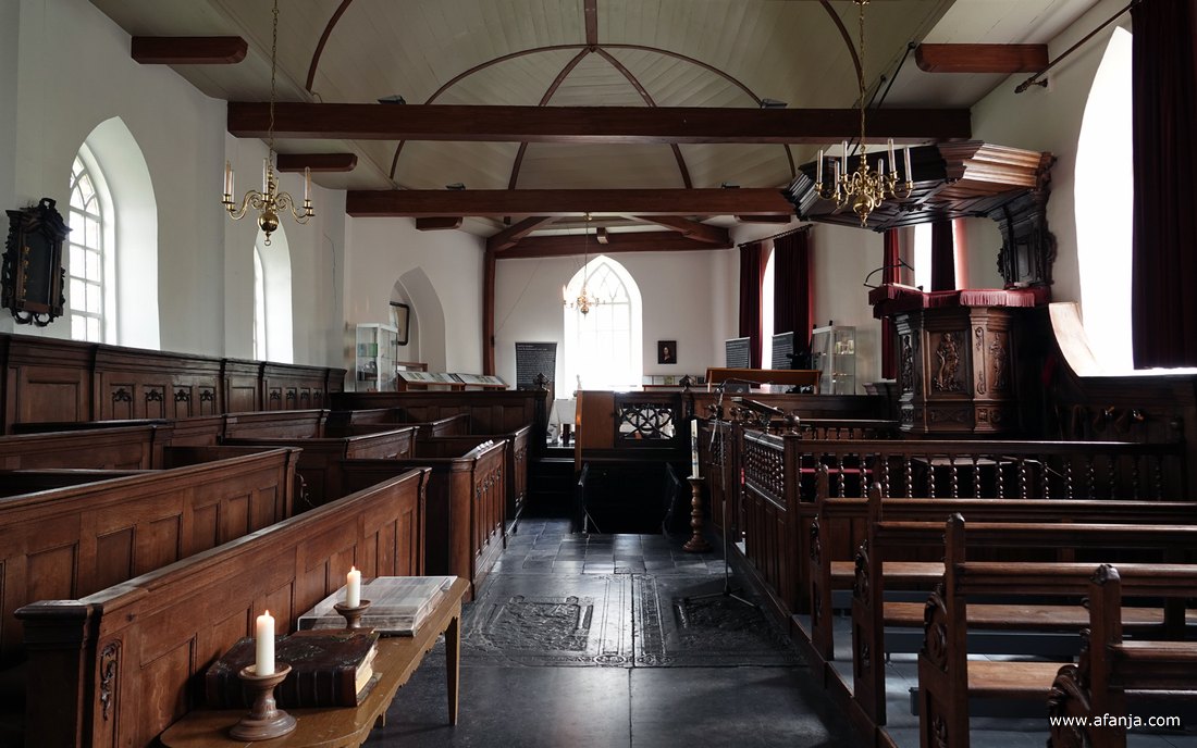 het interieur van de Nicolaaskerk in Wiuwert