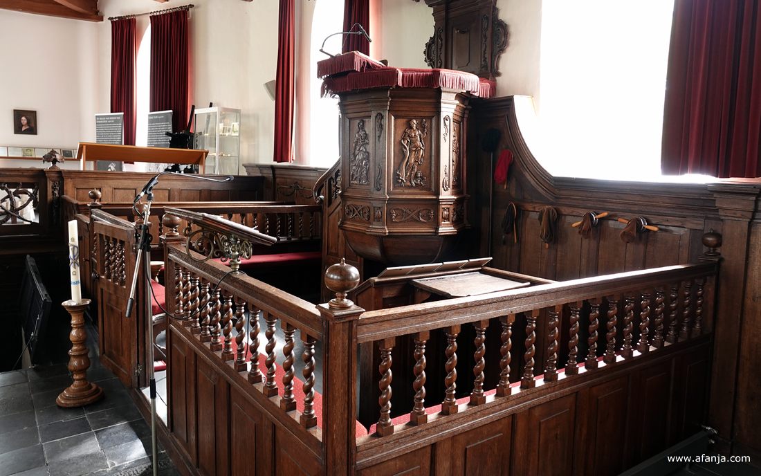 de preekstoel in de Nicolaaskerk van Wiuwert