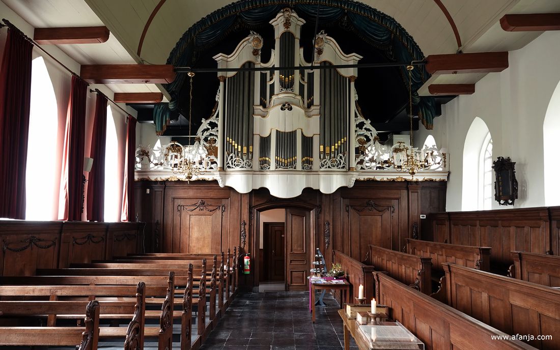 het interieur met het prachtige orgel in de Nicolaaskerk in Wiuwert