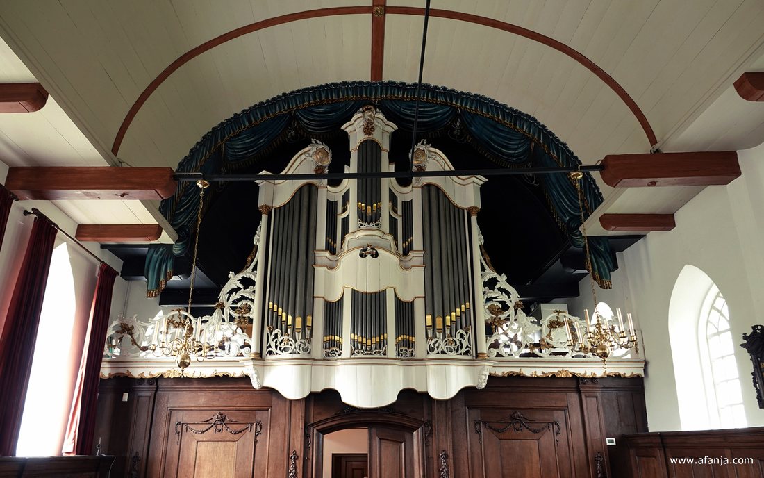 het imposante orgel in de Nicolaaskerk van Wiuwert