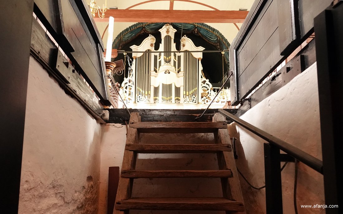 het trapje naar de uitgang van de grafkelder