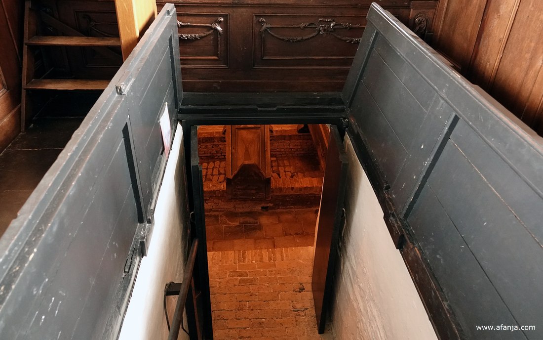 de ingang van de grafkelder met de mummies