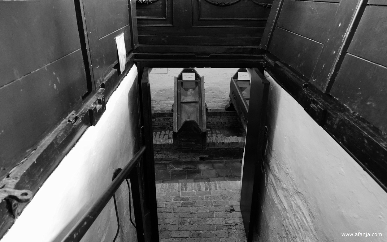 de ingang naar de grafkelder met mummies in de Nicolaaskerk in Wiuwert