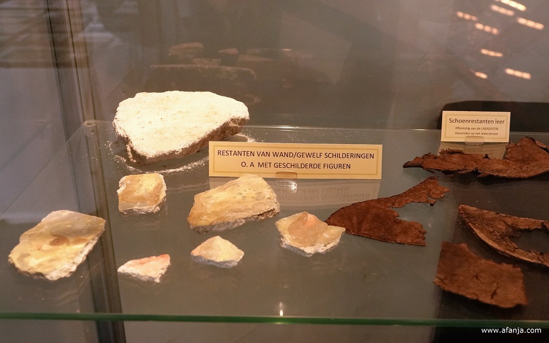 een vitrine archeologische vondsten rond de Nicolaaskerk