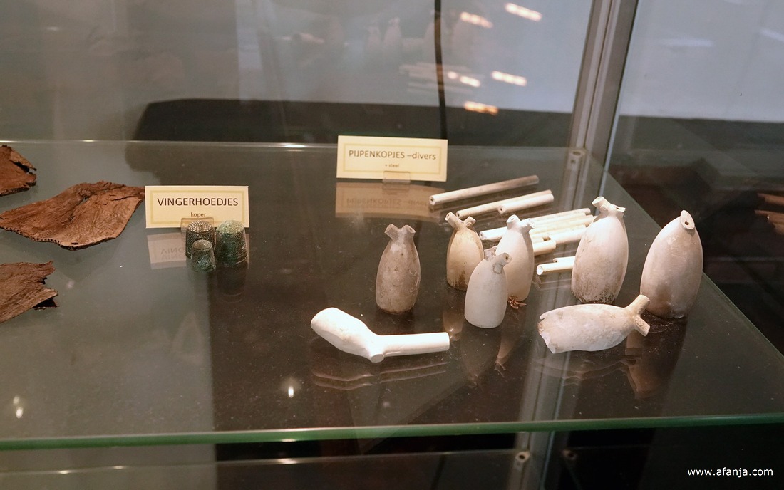 een vitrine archeologische vondsten rond de Nicolaaskerk