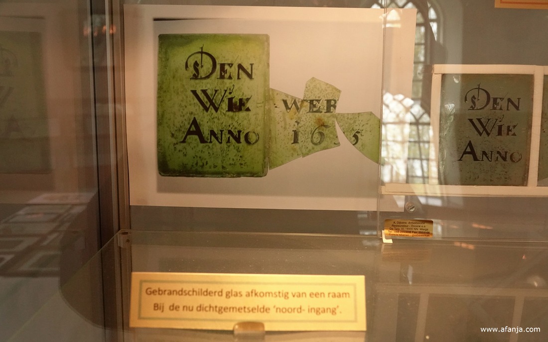 gebrandschilderd glas afkomstig van een raam de de nu dichtgemetselde noord-ingang